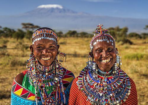 Maasi女人太Kilimajaro面前,坦桑尼亚。来源:Hadynyah /盖蒂图片社