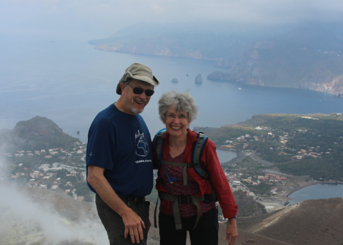 查克•Montange和凯西帕特森峰会伊奥利亚群岛的火神
