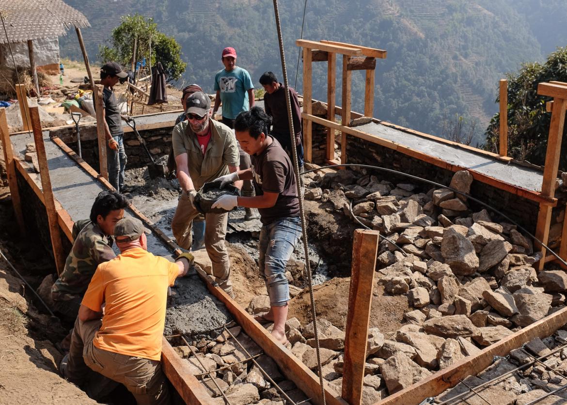在地震损害的尼泊尔重建一个村庄