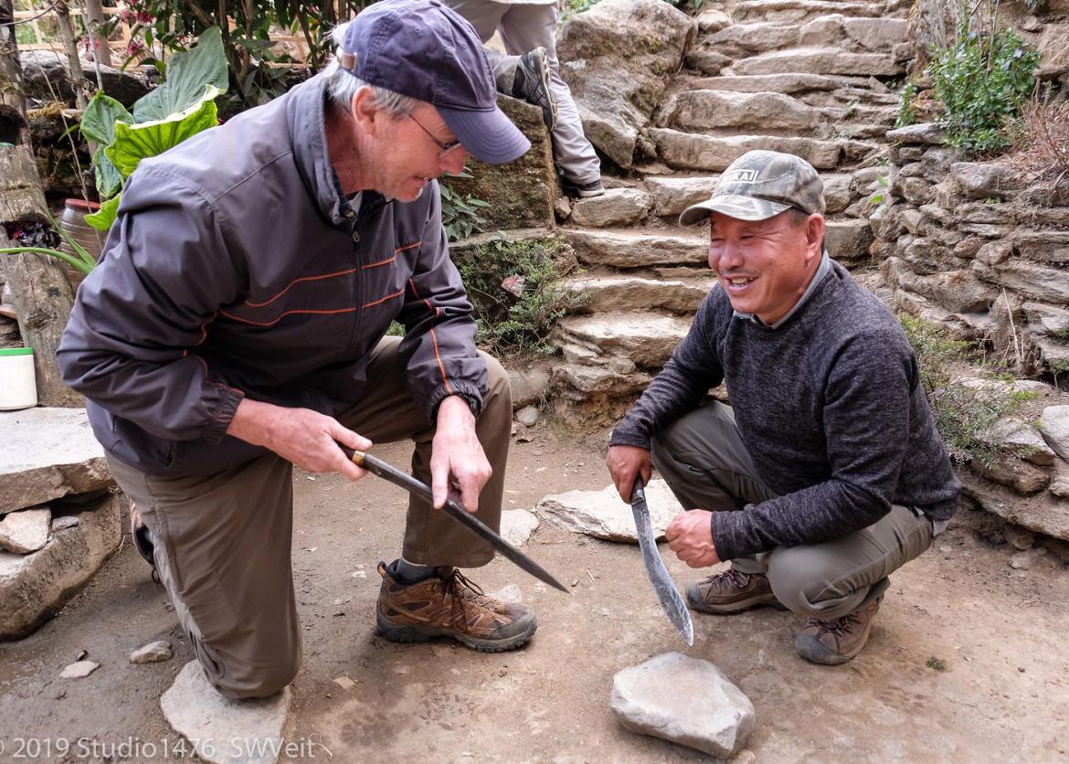 在地震损害的尼泊尔重建一个村庄