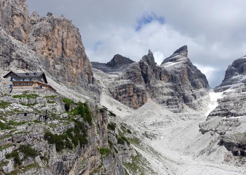 特伦蒂诺Dolomiti迪兰德:徒步旅行阿尔卑斯,意大利